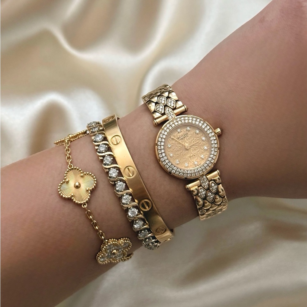 Authentic Van Cleef & Arpels Classique Diamond 18k Yellow Gold Watch 24mm Rare